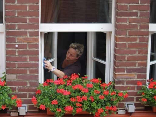 Mycie okien – prosty sposób na zarobienie dodatkowych pieniędzy. Jak dorobić 1000 zł. do pensji, emerytury, renty.